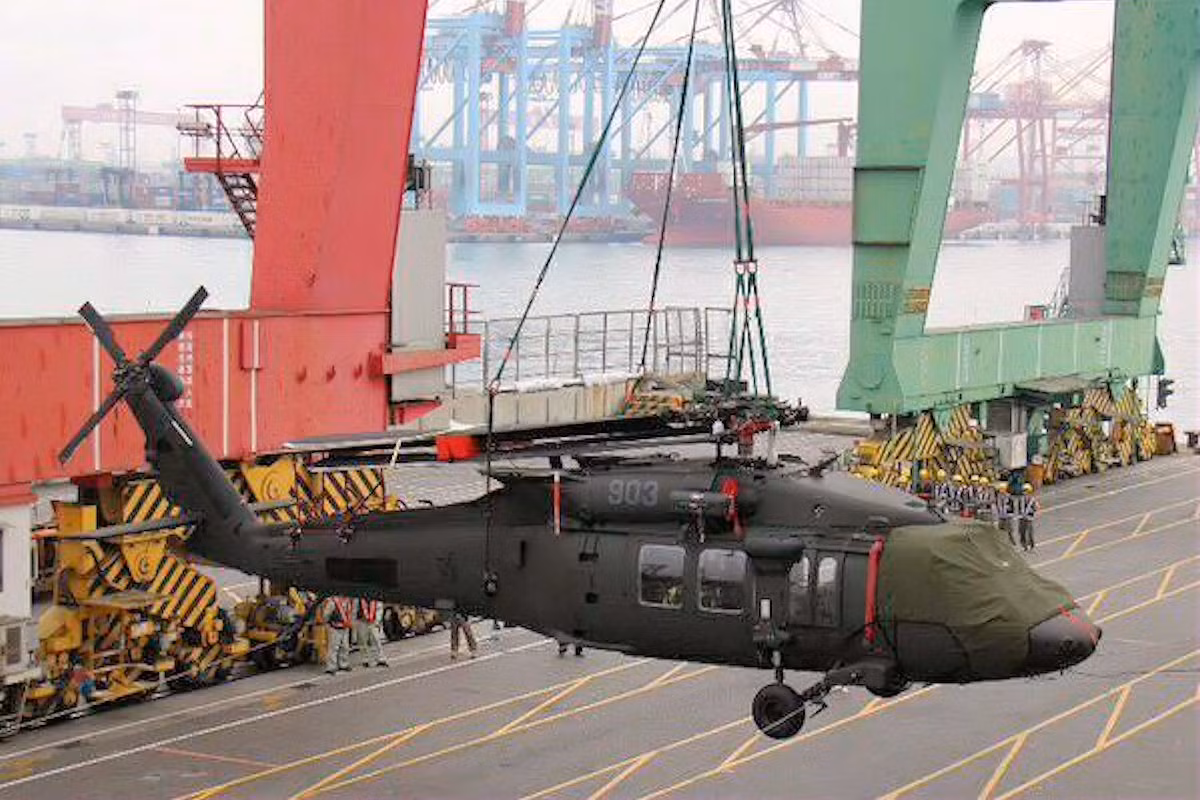Ra đời từ năm 1979, trực thăng UH-60 Black Hawk của Mỹ là một trong những loại trực thăng đa dụng được sử dụng nhiều nhất trong lịch sử nước này. Ảnh: Trực thăng UH-60 được vận chuyển về Đài Loan lần đầu tiên vào năm 2014. Nguồn ảnh: Airforce.