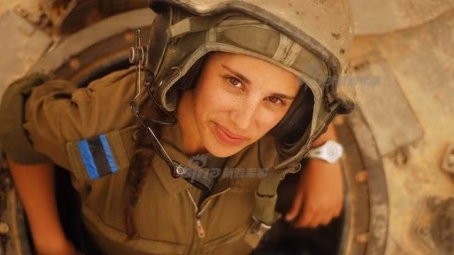 Quân đội Israel có cả chế độ nghĩa vụ quân sự cho nữ giới cho nên không lạ khi các thiếu nữ khoác áo lính, chiến đấu như nam giới. Nguồn ảnh: Sina.