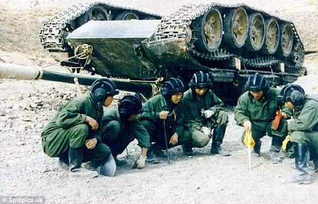 Dù có kíp lái rất nhiều người, tai mắt ở mọi hướng như xe tăng vẫn có thể... bị lật ngược khi đi trên đường xấu. Nguồn ảnh: Splitpics.