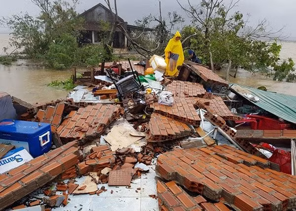 3. Bão số 12 (Damrey). Tháng 11/2017, bão đổ bộ vào Khánh Hòa - Phú Yên với sức gió lên tới cấp 12, giật cấp 14. Hơn 123 người chết và mất tích. Bão đã phá hủy 4.000 ngôi nhà, làm thiệt hại hàng ngàn hecta lúa và hoa màu, gây thiệt hại kinh tế lên đến 22.700 tỷ đồng (khoảng 1 tỷ USD). Ảnh: Báo Tiền Phong.
