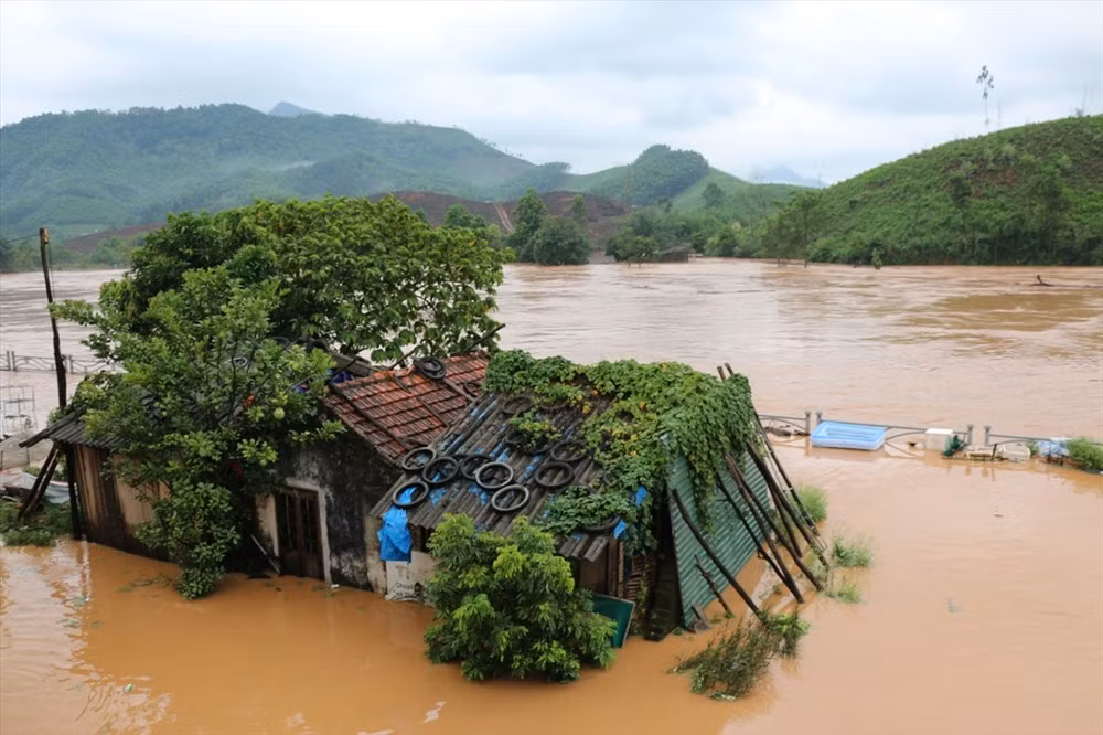 5. Bão số 8 (Sơn Tinh) đổ bộ vào miền Bắc Việt Nam vào cuối tháng 10/2012. Bão có sức gió cấp 13, giật cấp 14 khi đổ bộ vào Nam Định - Thái Bình. Sơn Tinh gây thiệt hại nặng với 8 người chết, 90 người bị thương, gần 61.000 ngôi nhà bị tốc mái hoặc hư hỏng, và hàng chục ngàn hecta lúa, hoa màu bị ngập úng. Ảnh: Người Lao Động.