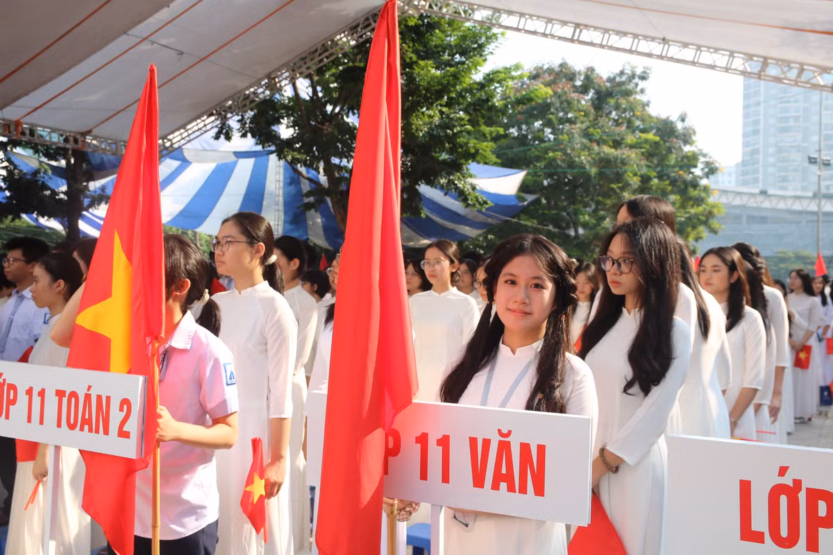 Bà Dương cho hay, lời căn dặn của Bác là động lực giúp các thầy, cô giáo trường THPT Chuyên Hà Nội -Amsterdam biến những khó khăn trong công cuộc đổi mới căn bản, toàn diện nền giáo dục thành cơ hội để đổi mới và sáng tạo nhằm nâng cao chất lượng dạy học.