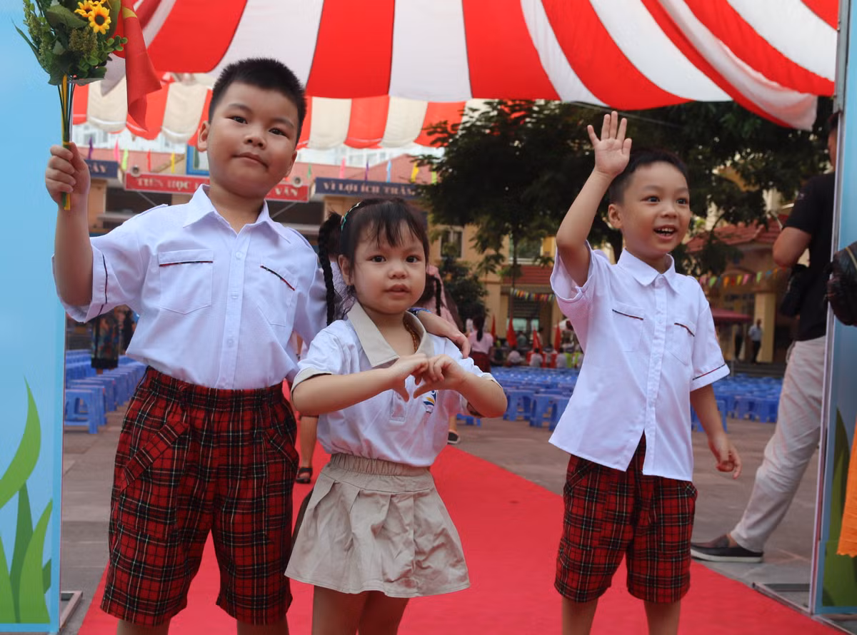 Em bé theo anh đến trường, thả tim cho mẹ chụp ảnh kỷ niệm.