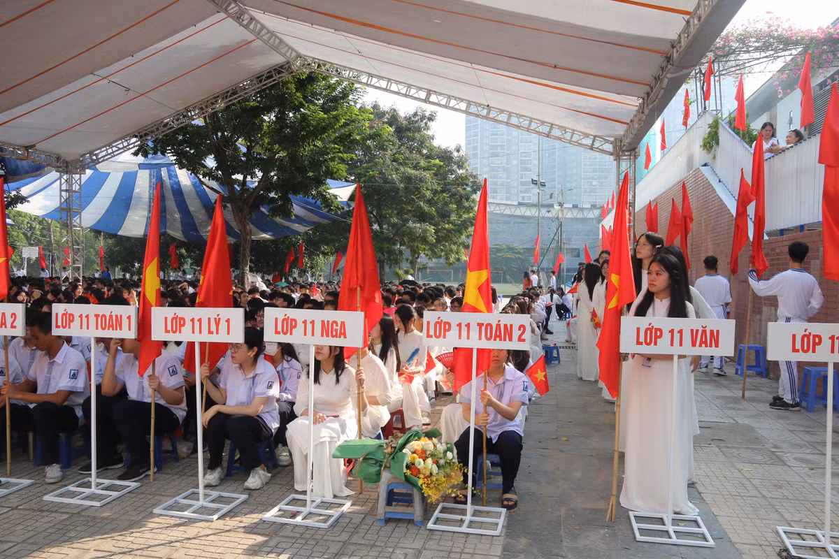 Trong năm học 2023 - 2024, trường THPT Chuyên Hà Nội - Amsterdam dẫn đầu Hà Nội và cả nước về số học sinh đoạt giải tại Kỳ thi chọn học sinh giỏi quốc gia THPT với 105 giải ở các bộ môn. Nhiều học sinh còn trở thành những đại diện ưu tú làm rạng danh trí tuệ Việt Nam bằng những tấm huy chương trên đấu trường tri thức quốc tế