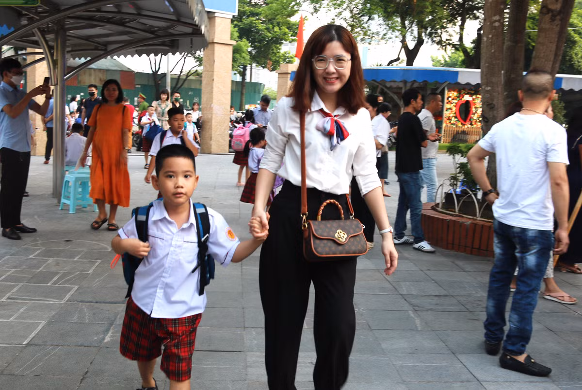 "Ngày đầu tiên đi học, mẹ dắt tay tới trường".