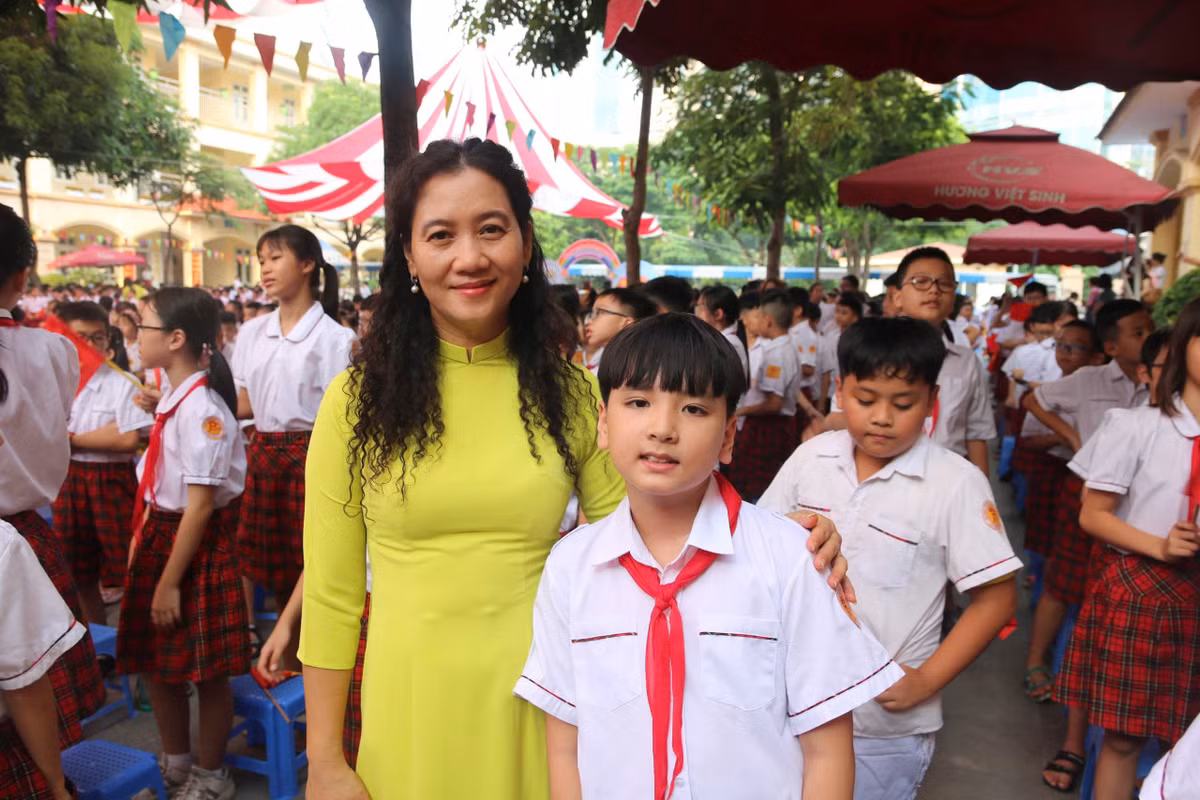 Học sinh năm cuối cấp tiểu học và cô giáo chủ nhiệm. Hôm nay, em nhỏ đã dậy từ 5h30 sáng, háo hức trong ngày đầu năm học mới đến trường.