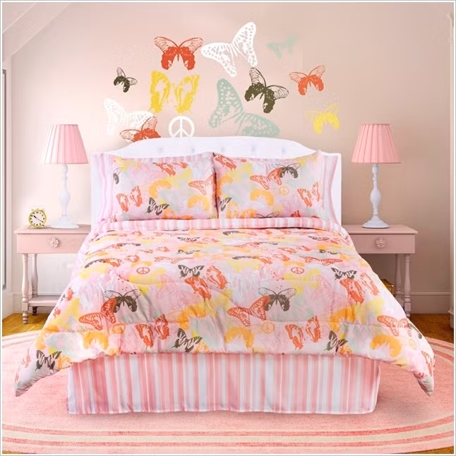 Những decal hình con vật, hình hoa cỏ... là một gợi ý không tồi bởi thông thường, bé gái thường yêu thích những decal có chủ đề lãng mạn, nhẹ nhàng, nữ tính... Những decal hoa cỏ, bướm, chuồn chuồn, thỏ... sẽ trở nên sinh động khi xuất hiện trong phòng của bé - Ảnh nguồn: Internet.