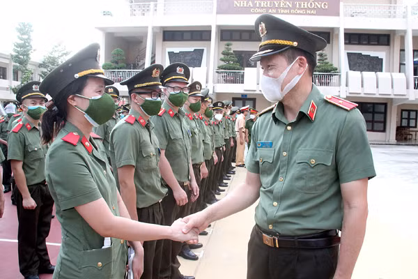 Bên cạnh hoạt động đấu tranh trấn áp tội phạm, lực lượng công an cũng tham gia vào tuyến đầu chống dịch Covid-19 với phong trào thi đua Công an nhân dân - Lá chắn thép phòng, chống dịch Covid-19, thanh bảo kiếm bảo đảm an ninh trật tự, an toàn xã hội. Năm 2021, hàng nghìn cán bộ, chiến sĩ Công an Đồng Nai tham gia chống dịch, trao tặng hàng chục ngàn phần quà với tổng số tiền hơn 15 tỷ đồng và 110 tấn gạo trong chương trình gian hàng 0 đồng cho người dân gặp khó khăn do dịch bệnh…