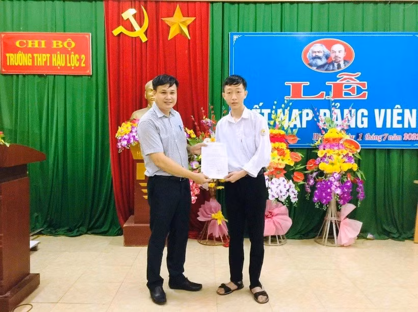  Thủ khoa khối A của Thanh Hóa là Đảng viên trẻ. Với tổng điểm 3 môn khối A đạt 29,3 điểm, em Nguyễn Đức Thắng, học sinh lớp 12A1, Trường THPT Hậu Lộc 2 (Hậu lộc, Thanh Hóa) đã xuất sắc trở thành thủ khoa khối A của Thanh Hóa. Đáng chú ý, trước khi đạt thủ khoa, em Thắng cũng vừa được nhà trường kết nạp Đảng hồi tháng 7. Thầy Mai Tiến Dũng – giáo viên chủ nhiệm lớp 12A1 cho biết, khi biết tin, thầy cũng không quá bất ngờ, vì sau khi thi xong, thầy và Thắng đã tính toán lại điểm số và gần như dự đoán, Thắng sẽ trở thành thủ khoa của tỉnh. (Nguồn: Giáo dục và Thời đại).