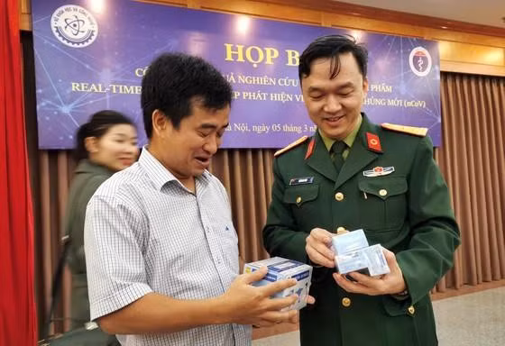 Đáng chú ý, dư luận từng “rơi nước mắt” khi Thượng tá Hồ Anh Sơn chia sẻ về quãng thời gian “ăn ngủ cùng cô Vy” để chế tạo kit test, những “hộp cơm huyền thoại” đồng hành cùng các nhà khoa học. Chính ông Sơn cũng đã đề nghị Cơ quan điều tra sớm vào cuộc để “giải oan” cho các nhà khoa học. Rốt cuộc, ông Sơn lại là một trong những người “rơi nước mắt” đầu tiên của Học viện Quân Y khi bị khởi tố, bắt tạm giam liên quan vụ Việt Á. 