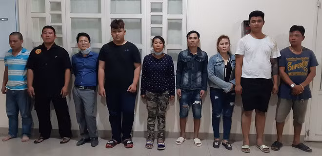  Triệt phá băng nhóm bảo kê, đòi nợ thuê và hoạt động cho vay lãi nặng của Loan “cá”. Lý Thị Loan (39 tuổi, thường gọi "Loan cá”) và Nguyễn Quốc Tuấn (43 tuổi, còn gọi là "Tuấn cá”, chồng "Loan cá”), cùng ngụ phường Hóa An (TP.Biên Hòa) cầm đầu ổ nhóm. 2 đối tượng này cầm đầu băng, nhóm chuyên hoạt động bảo kê tại khu chợ tạm trước cổng Công ty TNHH Chang Shin Việt Nam (thuộc xã Thạnh Phú, H.Vĩnh Cửu) và khu chợ công nhân ở trước cổng Công ty TNHH Pou Chen Việt Nam và quanh khu vực chợ Hóa An (thuộc P.Hóa An). Vụ án đã được cơ quan công an khởi tố vụ án điều tra, đã có ít nhất 7 đối tượng liên quan bị khởi tố về hành vi cưỡng đoạt tài sản. 