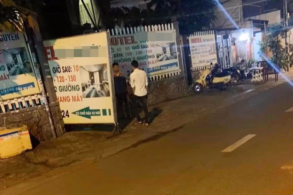  Nam thanh niên tử vong trong khách sạn, có vết cắt ở cổ. Ngày 16/7, Công an TPHCM đang điều tra vụ việc một người đàn ông tử vong trong phòng với vết cắt ở cổ tại một khách sạn nằm trên đường Lê Lai, quận Gò Vấp. Theo đại diện khách sạn, chiều 14/7, người đàn ông này đến thuê phòng. Tuy nhiên, sau đó vj khách ở lỳ trong phòng, không ra ngoài ăn uống. Nghi ngờ, chiều 15/7 nhân viên khách sạn đã kiểm tra và phát hiện vị khách nam đã tử vong trong phòng, ở vùng cổ có vết thương. Công an tình nghi người này tự vẫn do nợ nần, bế tắc. (Ảnh: Vietnamnet)