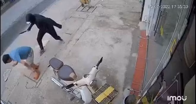  Người đàn ông bị chém đứt lìa chân trên phố. Ngày 16/7, Công an huyện Thường Tín, Hà Nội đang điều tra nguyên nhân vụ người đàn ông bị chém đứt lìa chân ở xã Hồng Vân, huyện Thường Tín. Khoảng 17h ngày 15/7, tại Dốc Vân La (xã Hồng Vân, huyện Thường Tín, Hà Nội), ông H. ( trú tại xóm 3, Đội 7, xã Tự Nhiên, huyện Thường Tín) đang đi trên đường thì bị một đối tượng mặc bộ đồ màu đen bịt kín mặt, dùng hung khí lao vào chém. Hậu quả ông H. bị ngã xuống đường, đau đớn khi bị đứt lìa chân.