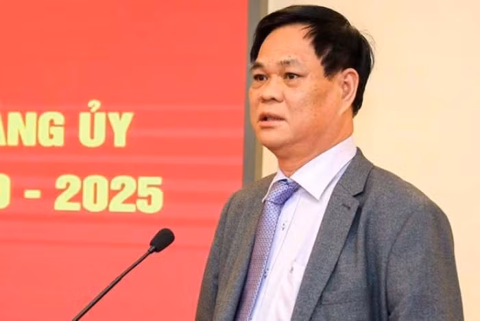 Bo Chinh tri ky luat canh cao ong Huynh Tan Viet