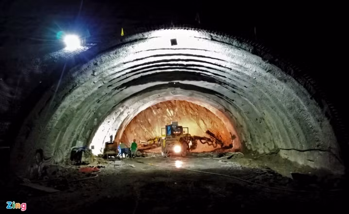Các đơn vị nhà thầu tập trung vật tư, máy móc, thiết bị và huy động tối đa nhân lực để gấp rút triển khai thi công hầm Thần Vũ. Ảnh: Zing).
