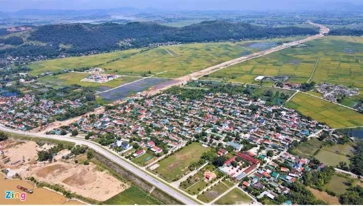 Dự án cao tốc Bắc - Nam đoạn Diễn Châu - Bãi Vọt có chiều dài gần 50 km (nằm trên địa phận 2 tỉnh Nghệ An và Hà Tĩnh), được ký kết hợp đồng BOT. Công trình được chia làm 4 gói thầu, khởi công vào tháng 5/2021 với tổng mức đầu tư hơn 11.100 tỷ đồng (nguồn vốn nhà đầu tư huy động khoảng 5.090 tỷ đồng, còn lại là vốn Nhà nước). (Ảnh: Zing).