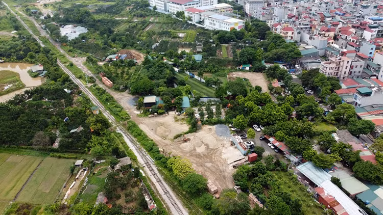 Bên cạnh đó, khu vực gần Trường mầm non Phú Diễn A còn nghi vấn sử dụng sai mục đích đất nông nghiệp thành các bãi tập kết vật liệu xây dựng.