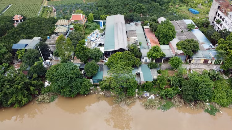 Hành lang bờ sông Nhuệ chạy dọc theo ngõ 68 đường Phú Diễn, có nhiều công trình đã xây dựng, cơi nới, lấn chiếm hành lang sông.