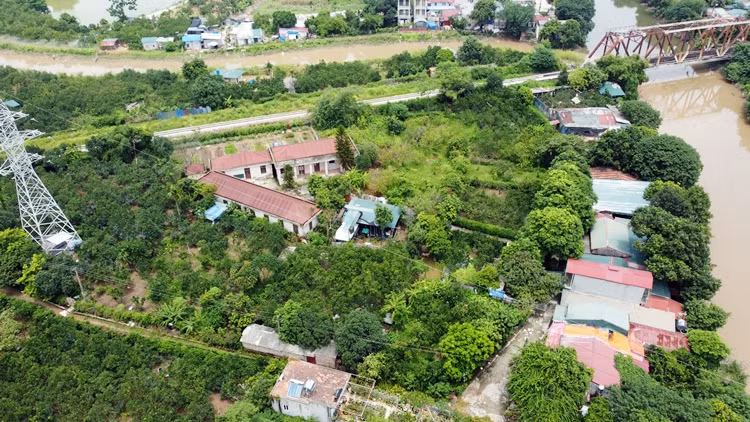 Nhìn từ trên cao có thể thấy rõ, một đoạn cuối ngõ 68 đường Phú Diễn có nhiều công trình tạm bợ cấp 4, hoặc xây kiên cố 2 tầng đua nhau “mọc” bên bờ sông Nhuệ bất chấp quy định.