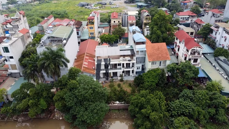 Hành lang bờ sông Nhuệ chạy dọc theo đường Phan Bá Vành cũng có dấu hiệu các công trình xây dựng xâm hại hành lang sông.