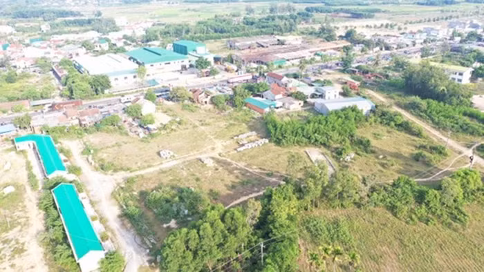 Đối với các hộ dân khi nhận tiền đền bù theo khung giá hiện hành không đủ xây nhà mới, chịu thiệt thòi, huyện sẽ xem xét, nghiên cứu hỗ trợ thêm nhưng phải dựa trên quy định của pháp luật, không để trật “hành lang”, xảy ra sai sót. Chậm nhất đến quý I/2023, dự án sẽ hoàn thành, đưa vào sử dụng. (Ảnh: SGGPO).