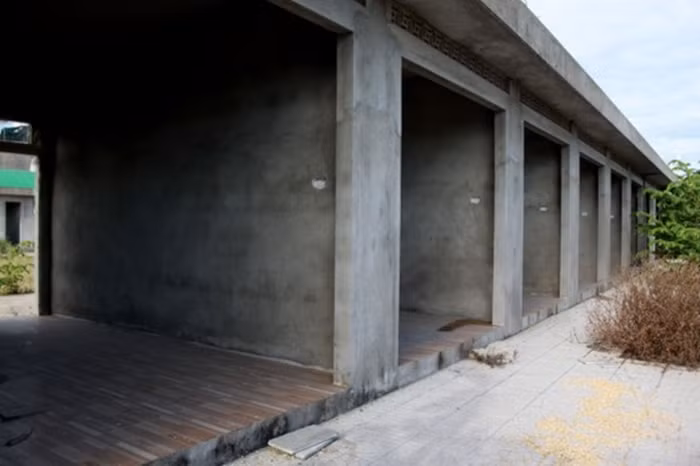 Các hạng mục thi công dở dang tại Khu thương mại, dịch vụ và dân cư Tịnh Phong. (Ảnh: SGGPO).