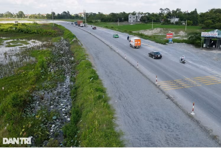 Khu vực cuối tuyến đường đoạn qua nút giao Liêm Tuyền (cao tốc Cầu Giẽ - Ninh Bình) đang trong thời gian theo dõi lún nên đơn vị thi công chưa thảm nhựa mặt đường. (Ảnh: Dân Trí).