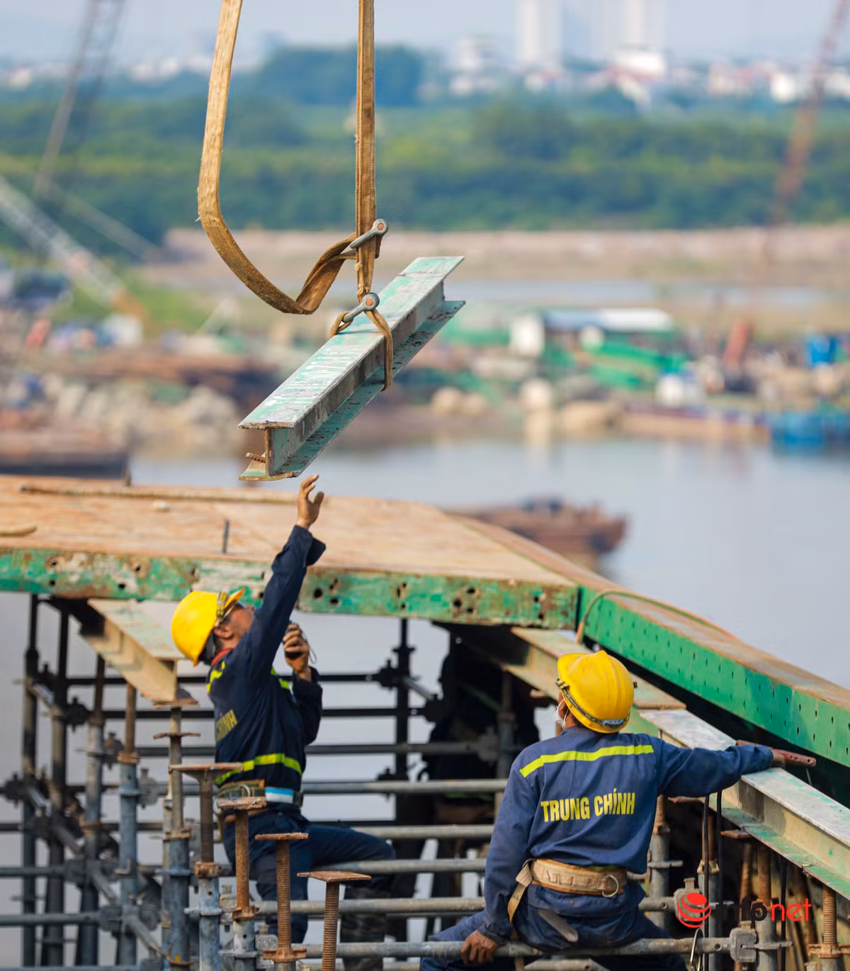 Các công nhân hoạt động hết công suất để đảm bảo các hạng mục của dự án được triển khai đúng tiến độ. (Ảnh: Infonet).