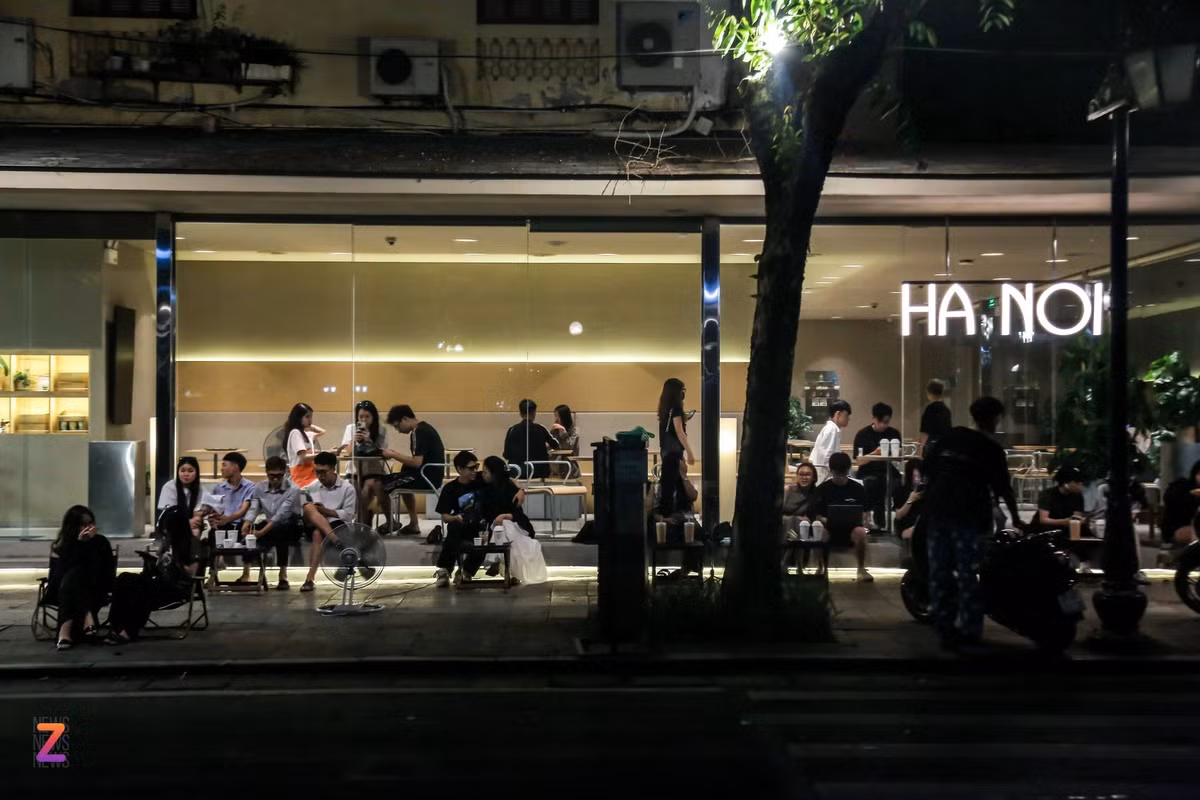 Nguoi tre Ha Noi xep hang tu 4h sang de uong ca phe
