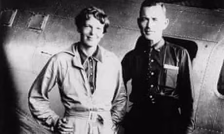 Nhiều học giả cho rằng chiếc máy bay của Earhart rơi xuống biển gần Đảo Howland do cạn kiệt nhiên liệu, và sự biến mất của họ không phải do cua dừa.
