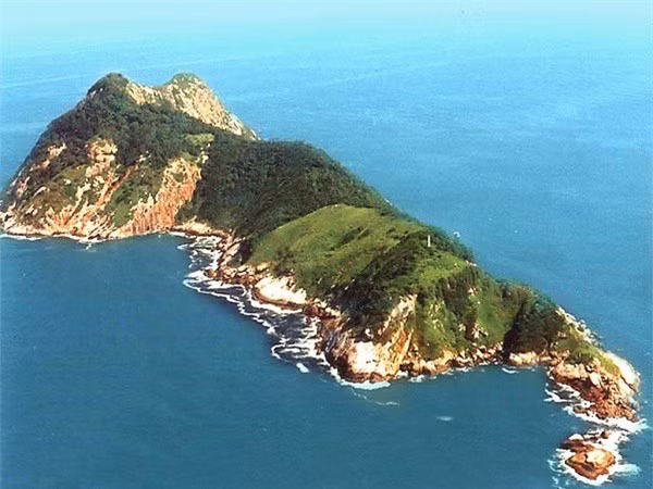 Đảo Queimada Grande là một nơi kỳ lạ và nguy hiểm, và may mắn là nó nằm biệt lập ngoài khơi xa, giúp tránh khỏi sự can thiệp của con người trên đất liền.