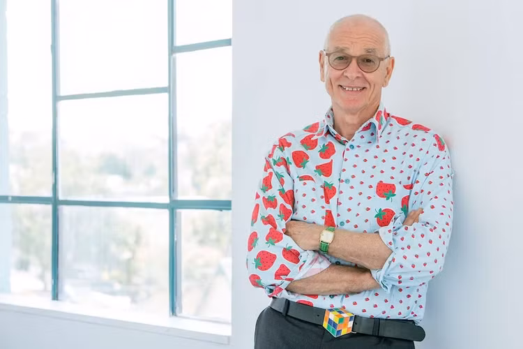 Karl Kruszelnicki, một nhà khoa học Australia cho rằng, không có lời giải thích siêu nhiên nào cho các sự kiện này. Ông lập luận rằng Tam giác quỷ Bermuda thực tế chỉ có tỷ lệ máy bay và tàu thuyền mất tích ngang bằng so với các khu vực khác trên thế giới.