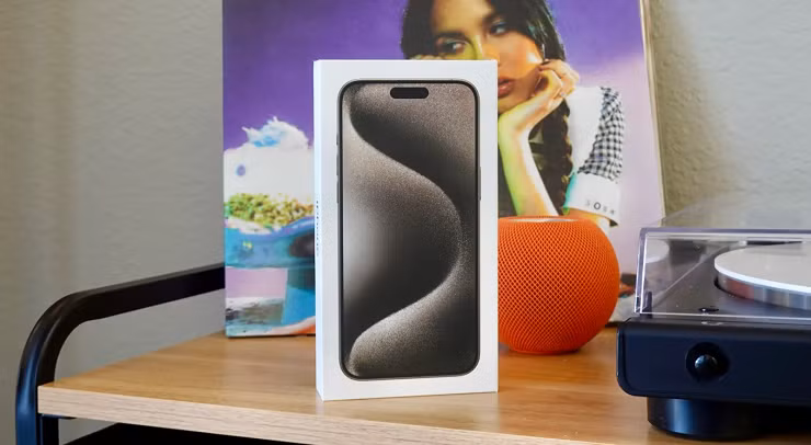 Trọng lượng của iPhone 15 Pro Max rất nhẹ, chỉ 221g, nhẹ hơn nhiều so với iPhone 14 Pro Max.
