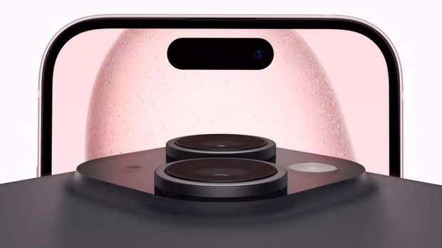 Thay đổi thiết kế đáng chú ý nhất ở iPhone 15 là việc chuyển từ "tai thỏ" sang Dynamic Island. Phần cắt này chứa camera selfie và có thể hiển thị thông tin từ các ứng dụng đang hoạt động.