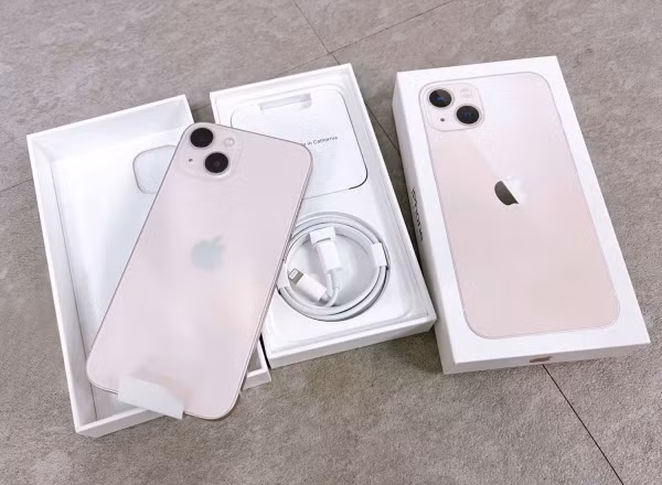 Ngoài ra, vỏ hộp của iPhone 15 màu hồng được thiết kế mỏng và chắc chắn, tạo ra một trải nghiệm mở hộp độc đáo. Apple tiếp tục chính sách không bao gồm củ sạc kèm theo sản phẩm để bảo vệ môi trường, người dùng cần mua riêng củ sạc nếu cần.