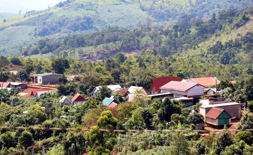 Anh sang tren dinh Po Yau