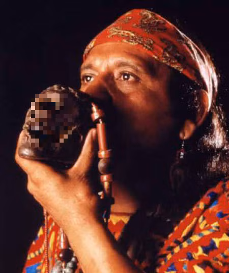 Người Aztec có thể đã sử dụng chiếc còi hình đầu lâu này trong các nghi lễ hiến tế người để tôn vinh thần gió Ehecatl. Trong thần thoại Aztec, thần Ehecatl thổi vào hai vị thần tề tựu trong ngọn lửa hiến tế, biến họ thành Mặt Trời và Mặt Trăng.