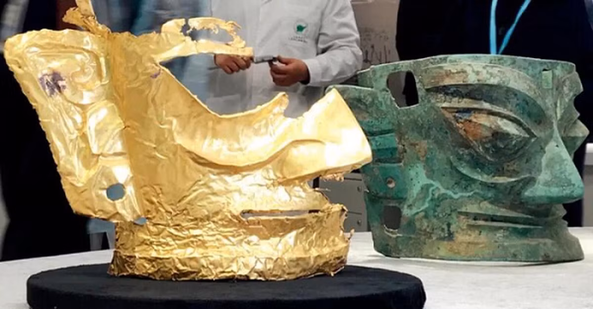 Các cổ vật tại Di chỉ Tam Tinh Đôi (Sanxingdui) ở Trung Quốc bao gồm các mặt nạ đồng kỳ lạ với khuôn mặt khổng lồ, mắt lồi ra phía trước và đôi tai khuếch đại. Một số người đã đưa ra giả thuyết rằng nền văn minh Tam Tinh Đôi có liên quan đến người ngoài hành tinh.