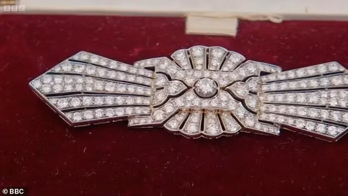 Chuyên gia định giá đã tiết lộ rằng, chiếc trâm cài này có giá trị 20.000 bảng Anh (tương đương 604 triệu VNĐ) và có trọng lượng là 14 carat. Điều này khiến vị khách rất kinh ngạc và phấn khích.