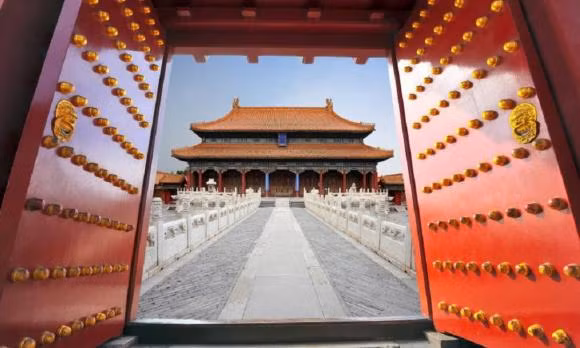 Để tránh việc các đầu chốt gỗ sắc nhọn làm tổn thương người khi mở cửa, người xưa đã sử dụng chiếc "đinh cửa" tròn để che phủ phần đinh gỗ.