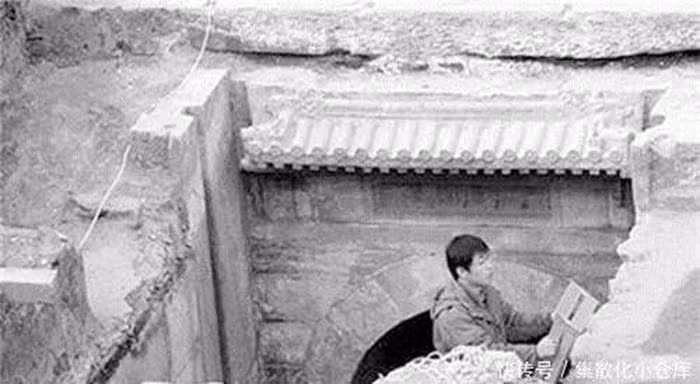 Mùa hè năm 1966, một nhóm người đã phát hiện ngôi mộ thái giám Lý Liên Anh tại quận Hải Điện, Bắc Kinh.