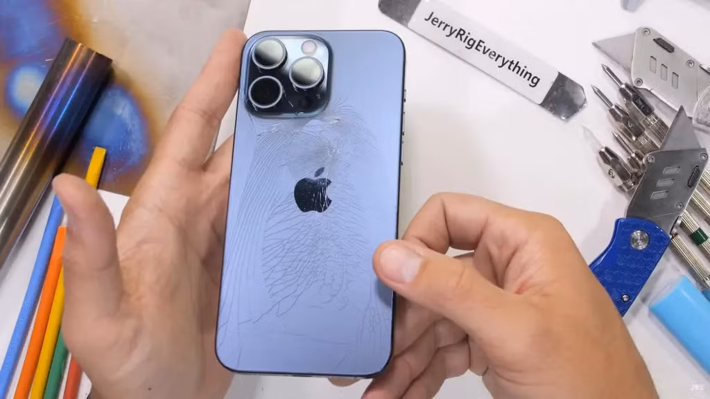 Điều này có thể liên quan đến thiết kế khung nhôm và titan nhẹ hơn, và cảm biến nhiệt độ cao. Apple có thể cần cập nhật phần mềm hoặc thay đổi thiết kế để giải quyết các vấn đề này.