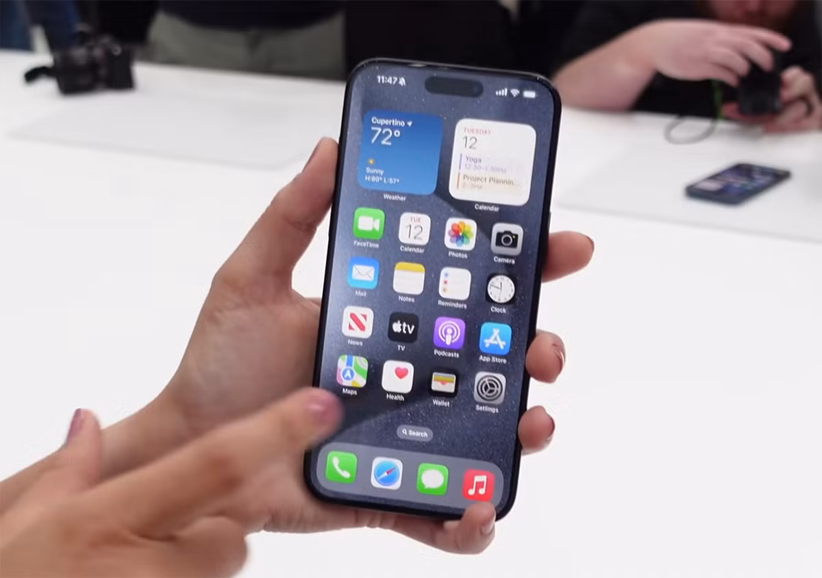 1. Màn hình ProMotion 120Hz: Người dùng đã mong đợi Apple sẽ nâng cấp màn hình iPhone lên tần số làm mới 120Hz để có trải nghiệm mượt mà hơn. Tuy nhiên, iPhone 15 vẫn sử dụng màn hình 60Hz, điều này khiến nhiều người cảm thấy hụt hẫng, đặc biệt khi cân nhắc giá sản phẩm.