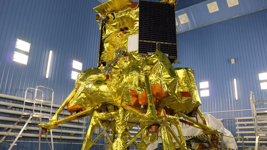 Tuy nhiên, ông Yury Borisov, người đứng đầu Roscosmos, lưu ý rằng việc tạo ra tàu Luna-25 đã mang lại kinh nghiệm quý báu và hy vọng cho các nhiệm vụ tương lai trên Mặt Trăng.
