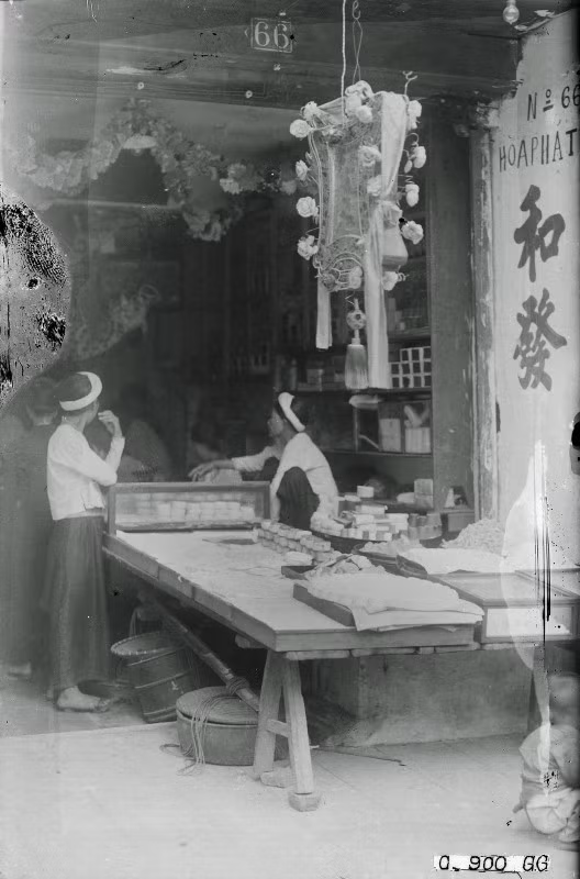 Cửa hàng bán bánh Trung thu "Hòa Phát" ở 66 phố Hàng Đường, Tết Trung thu Hà Nội năm 1926.