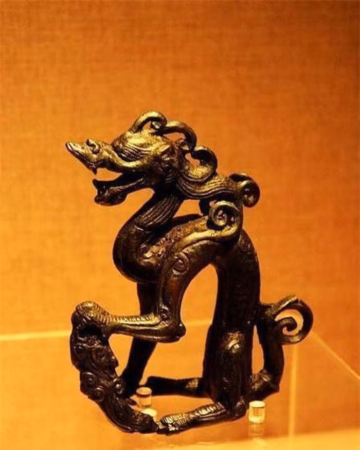 Năm 1965, một người nông dân tên Cheng sống tại Hắc Long Giang, Trung Quốc, đào được một miếng kim loại hình dáng rồng khi ông định lấy gạch từ bức tường thành cổ gần nhà.