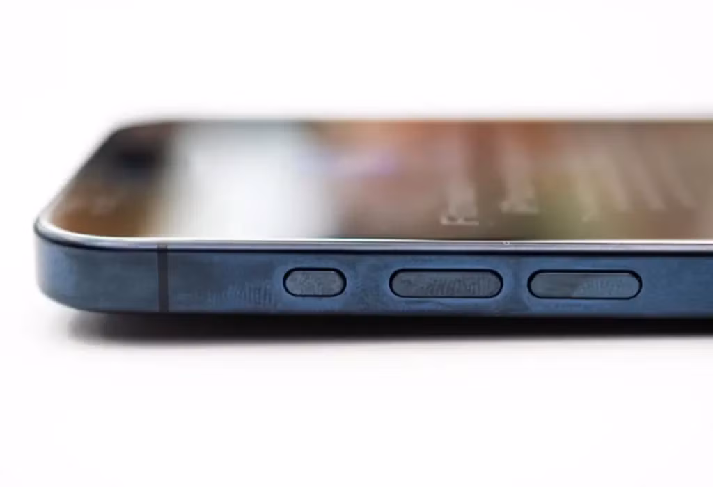 Chất liệu titan trên mặt sau của iPhone 15 Pro có thể dễ bám vân tay và tạm thời đổi màu nếu không sử dụng ốp bảo vệ. Apple đã thừa nhận rằng da tay có thể làm thay đổi màu sắc ở bên ngoài thiết bị, nhưng có thể khôi phục bằng cách lau sạch.