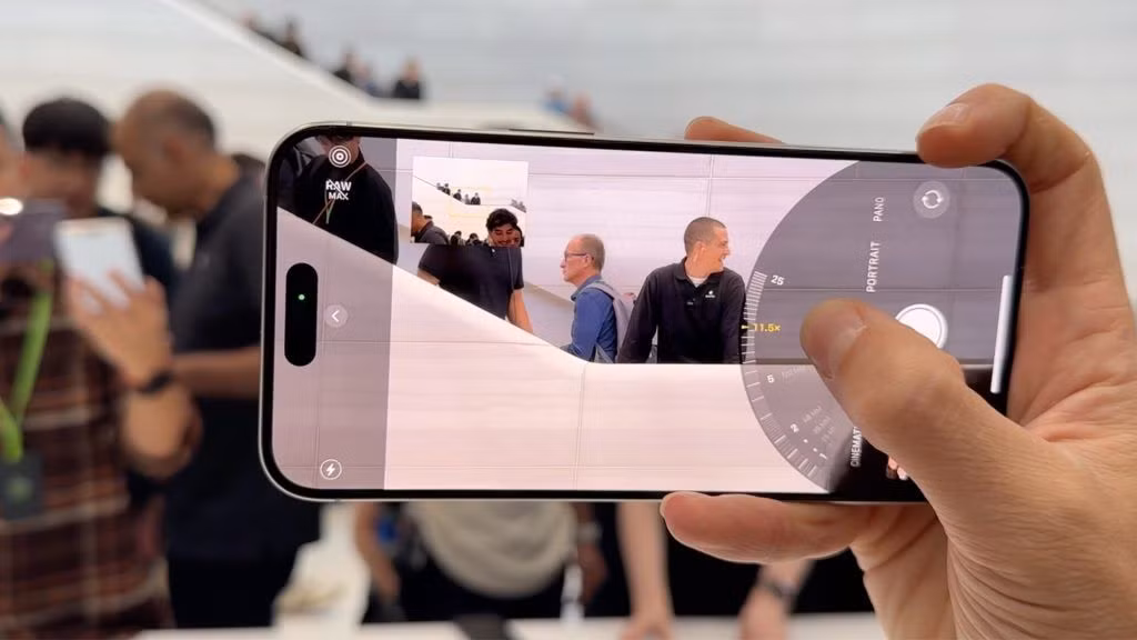 Hệ thống ống kính tứ lăng kính với zoom quang 5x của iPhone 15 Pro Max sẽ được mở rộng sang cả iPhone 16 Pro và iPhone 16 Pro Max.