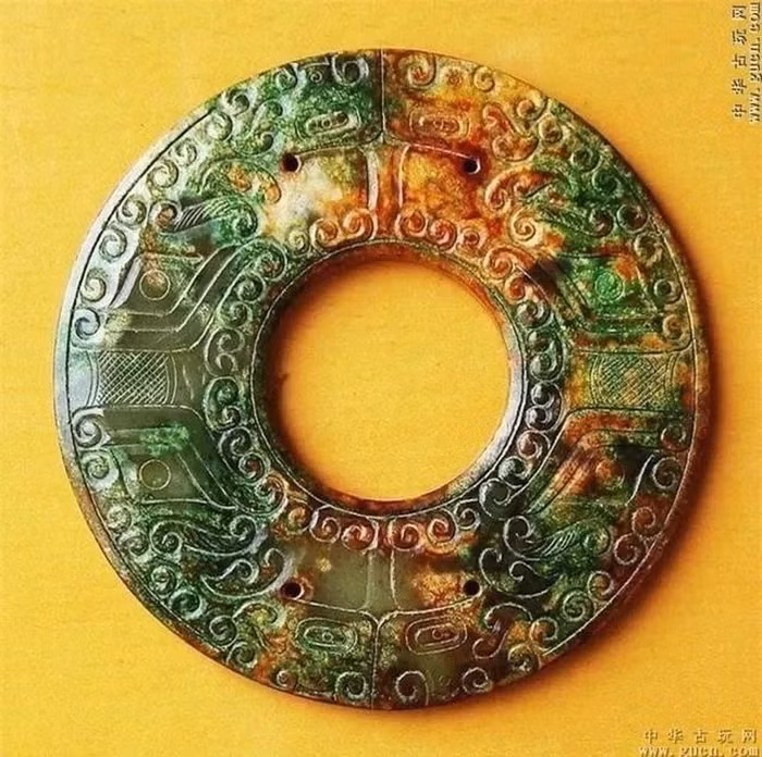 3. Ngọc bích “tiên tri”: Trong một dịp, một người lạ mặt đã gặp một sứ giả của Tần Thủy Hoàng và đưa cho ông ta một miếng ngọc bích. Trên miếng ngọc bích này có viết chữ "Kim niên tổ long tử", có nghĩa là "Hoàng đế đầu tiên sẽ chết".