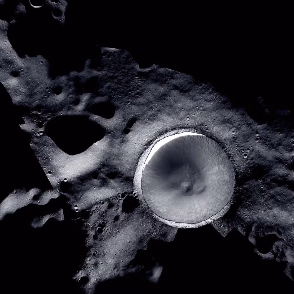 Bức ảnh này được tạo ra nhờ sức mạnh của hai camera đặc biệt của NASA, LROC (Camera quỹ đạo trinh sát Mặt Trăng) và ShadowCam, làm việc cùng nhau để tiết lộ những thông tin chưa từng thấy về cực Nam Mặt Trăng. (Ảnh: NASA)
